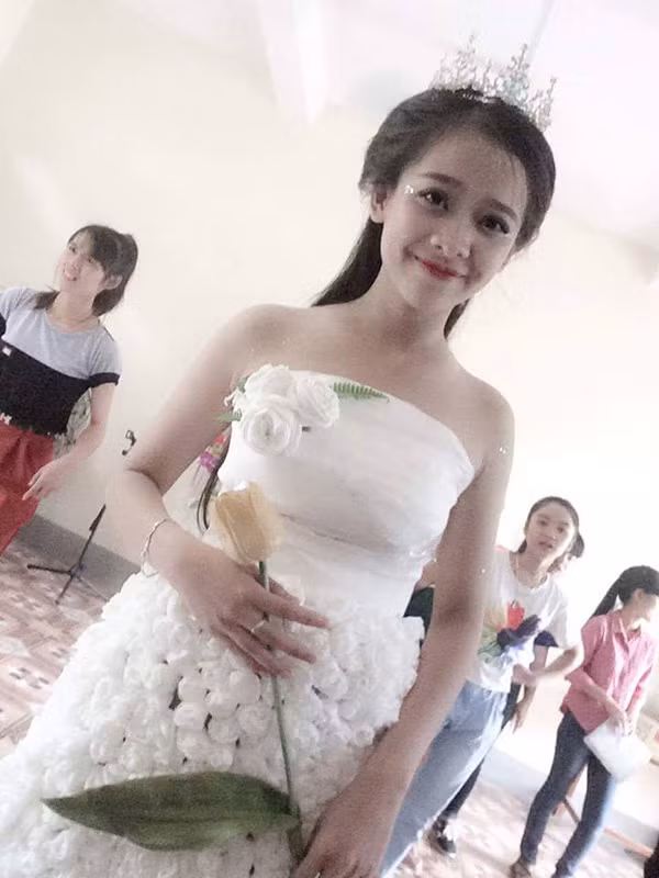 Theo tìm hiểu, người mặc chiếc váy cưới kết hoa trắng lộng lẫy là Chế Thị Lâm Oanh, sinh năm 1999, nữ sinh dân tộc Chăm học lớp 12 của trường THPT Lê Lợi, Tân Kỳ, Nghệ An. Lâm Oanh mặc chiếc váy cưới kết hoa này không phải trong dịp cô kết hôn như nhiều người đồn đoán mà chỉ để tham gia cuộc thi sáng tạo nằm trong buổi ngoại khóa với chủ đề "Chung tay bảo vệ môi trường" diễn ra tại trường THPT Lê Lợi. Tuy nhiên, nhờ sự độc đáo của chiếc váy và làn da trắng, bóng lưng nuột nà của mình mà Lâm Oanh đã bất ngờ được nhiều dân mạng chú ý.