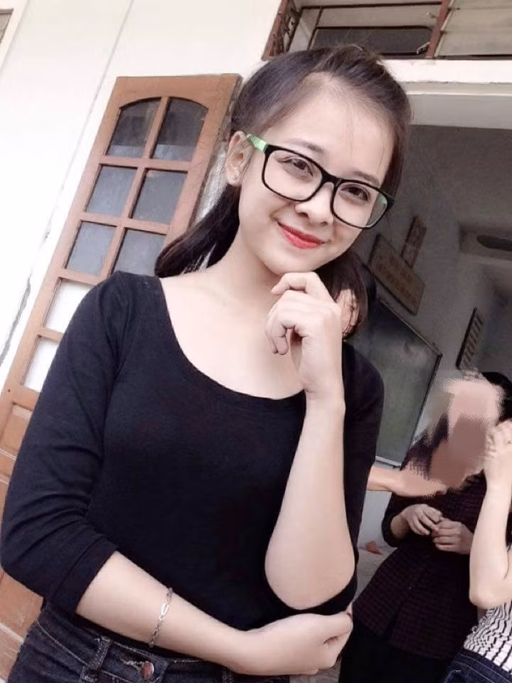 Trong buổi sinh hoạt ngoại khóa vừa rồi tại trường THPT Lê Lợi, trong phần thi sáng tạo thời trang, với lợi thế về ngoại hình và kinh nghiệm tham gia một số cuộc thi, Lâm Oanh được bạn bè cùng lớp 12A2 tin tưởng giao cho nhiệm vụ mặc chiếc váy cưới tự chế và trình diễn. Và theo tiết lộ của một thành viên cùng lớp Lâm Oanh, với sự tự tin, bình tĩnh và kinh nghiệm của mình, cô gái người Chăm này đã thể hiện rất xuất sắc phần thi của mình và ghi điểm ấn tượng với ban giám khảo.