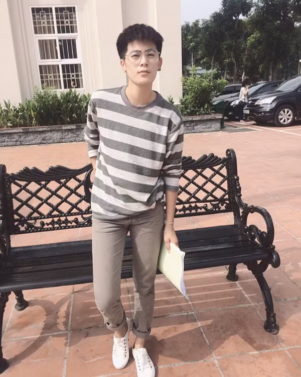 Dù rất yêu thích và tích cực tìm kiếm những thông tin trên Facebook nhưng hiện đa số dân mạng Việt vẫn chưa có được các thông tin cơ bản, danh tính của cậu du học sinh Thái Lan siêu đẹp trai này. Tất cả những gì có được hiện tại chỉ là thông tin anh chàng này đang là sinh viên ngành Ngôn ngữ Anh của trường Đại học Vinh, Nghệ An. Kể cả cái tên, cách gọi anh chàng này thế nào, các bạn trẻ, dân mạng Việt vẫn chưa nắm rõ.