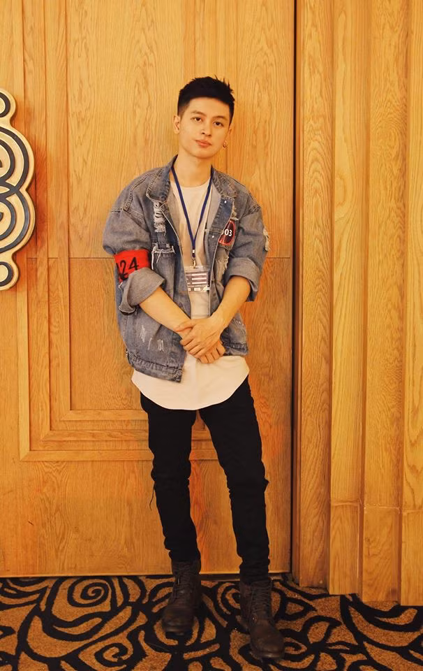 Và rất nhanh chóng, nhiều bạn trẻ sinh sống ở Sài Gòn đã nhận ra người xuất hiện cùng thảm họa mạng Tùng Sơn trong loạt ảnh gây "bão" vừa qua là ai. Anh chàng đó chính là Ngô Huân, sinh năm 1990 và là một gương mặt trẻ tài năng, một stylist khá có tiếng ở Sài Gòn. Cách đây không lâu, Ngô Huân cũng từng gây ấn tượng với nhiều dân mạng Việt khi được nhắc đến như một hot boy mang hai dòng máu Việt - Pháp, có trình độ học vấn cao và từng tiếp xúc, làm việc với rất nhiều người nổi tiếng.