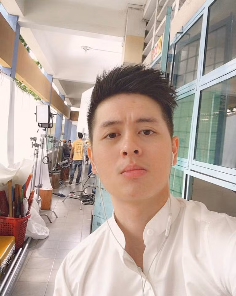 Trước một loạt tin đồn, những dòng bình luận của dân mạng gửi những thắc mắc về phía mình, Ngô Huân chỉ tạm thời tiết lộ rằng anh xuất hiện bên cạnh Tùng Sơn đơn giản vì anh đang nhận công việc làm stylist cho nhân vật này. Ngoài ra, chàng hot boy mang hai dòng máu cũng không tiết lộ gì thêm và khẳng định hiện tại chưa muốn chia sẻ cụ thể về mối quan hệ giữa anh và Tùng Sơn. Chỉ biết những gì hiện tại với Ngô Huân chỉ diễn ra trên khía cạnh công việc là chính, việc mọi người nói rằng Huân cố tình chụp ảnh cùng Tùng Sơn để nổi tiếng là hoàn toàn không đúng.