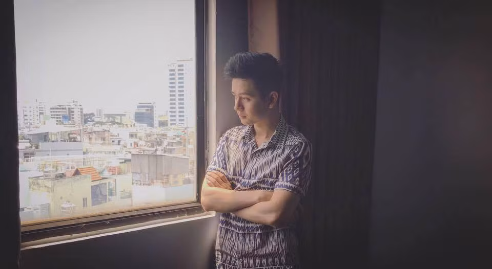 Sau loạt ảnh gây bão mạng vừa qua, Ngô Huân đã bị đồn đoán là đã cố gắng kết hợp với Tùng Sơn, cố ý sắp đặt để chụp hình trên phố nhằm mục đích đăng ảnh câu like, để "cả hai cùng nổi tiếng". Một số lại cho rằng Ngô Huân có "sở thích lạ" nên đã đồng ý làm người yêu, có "quan hệ trên mức bạn bè" với "công chúa Thủy Tề" Tùng Sơn.