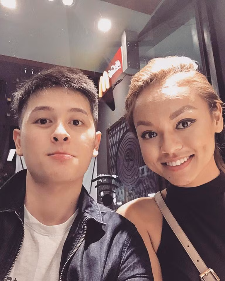 Từ khi "nổi tiếng" đến nay, Tùng Sơn luôn được gán mác là một "thảm họa" mới của mạng Việt. Bằng vô số clip cover khoe giọng hát khủng khiếp, clip khóc lóc vì chia tay người yêu, cho đến gần đây là những màn live stream nói chuyện kết hợp "hôn gió" mọi người và tặng thẻ điện thoại cho những người share clip... có thể thấy động cơ câu like, cố gắng nâng cao số lượng người theo dõi trang cá nhân của Tùng Sơn đã lộ rõ. Chính vì thế việc một anh chàng có tài năng thực sự, đẹp trai như Ngô Huân xuất hiện cùng Tùng Sơn đã làm nảy sinh ra rất nhiều lời đồn đoán từ cộng đồng mạng