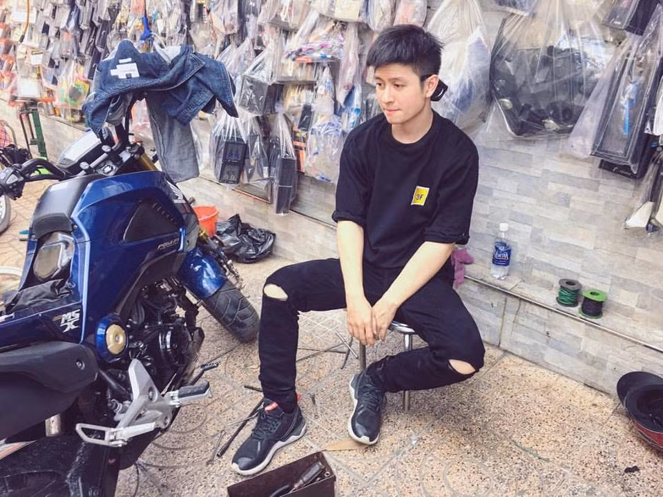 Rất có thể, chính Tùng Sơn đã dựa vào những bức ảnh chụp chung với chàng bảnh trai như Ngô Huân để viết những dòng status gây nhiều hiểu nhầm cho dân mạng, qua đó có thêm được những sự chú ý, kích thích dân mạng like, chia sẻ ảnh của mình nhiều hơn. Dù chưa rõ thực hư thế nào nhưng trong sự việc này, người nhận nhiều ý kiến chê bai, chỉ trích nhiều hơn chắc chắn vẫn là thảm họa mạng Tùng Sơn và có lẽ Ngô Huân với sự xuất hiện đặc biệt cũng sẽ bị ảnh hưởng đôi chút trong vài ngày tới.