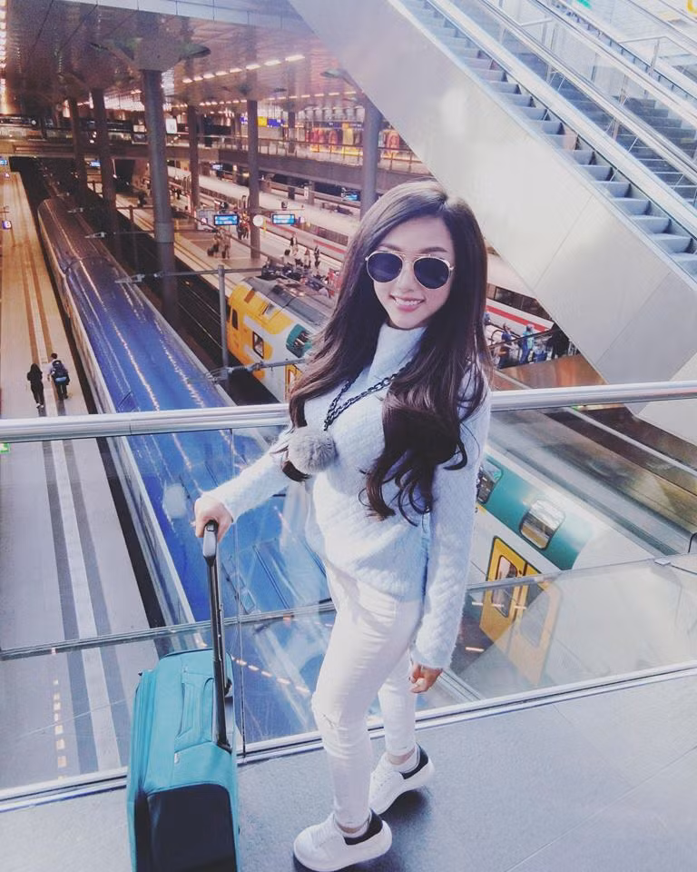 Dù đã lên tiếng tiết lộ thêm thông tin và đính chính về bài chia sẻ của mình nhưng hiện tại, Quỳnh Nhi vẫn chưa ngăn được những cuộc tranh cãi, bình phẩm về chuyến đi cũng như bản thân cô còn đang diễn ra. Ảnh trong bài: Facebook nhân vật.