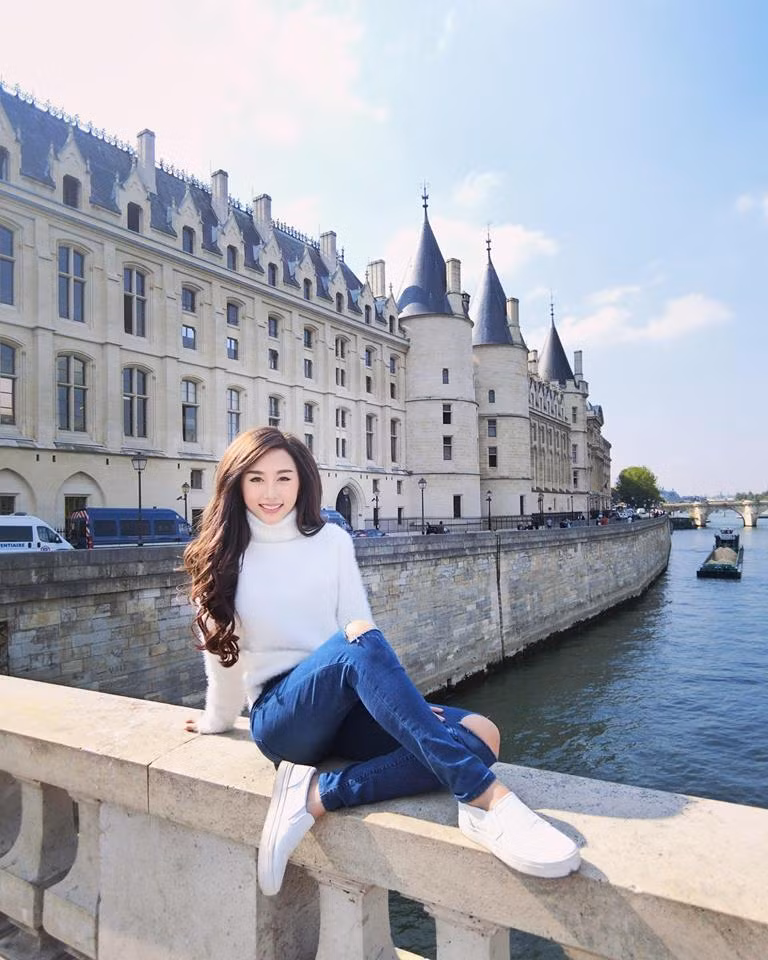 Rất nhiều bạn trẻ cho rằng mức phí 40 triệu cho một người đi du lịch châu Âu trong khoảng 20 ngày là điều không thể. Một vài tài khoản Facebook nhấn mạnh kể cả ở hostel, đi taxi Uber, ăn uống vừa đủ, tiết kiệm thì với chuyến đi khoảng 14-15 ngày, chi phí cũng đã ở mức trên 50 triệu cho một người. Bạn trẻ có tên Minh Huy còn bình luận trên một diễn đàn nổi tiếng rằng với mức giá mà Quỳnh Nhi đưa ra thì đi châu Âu chỉ có thể ăn siêu thị và ở trọ ở hội lao động mà thôi, đừng "mơ" đến việc ăn ở những nhà hàng đẳng cấp, hoặc những nơi lưu trú tiện nghi, khang trang.