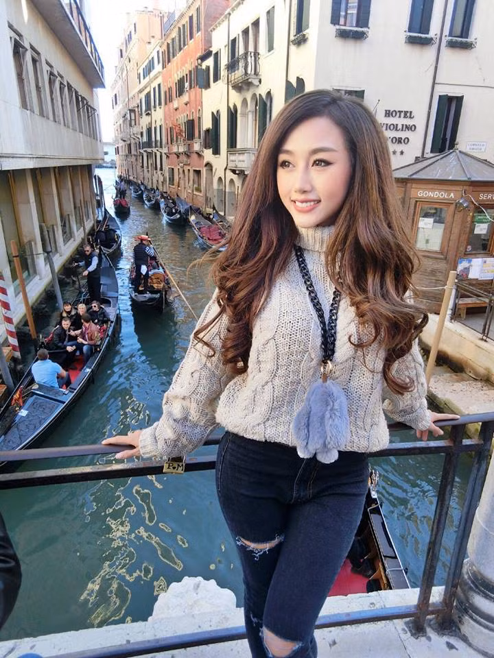 Ngoài ra việc lựa chọn phương tiện đi lại ở các quốc gia châu Âu theo nữ DJ xinh đẹp thì cũng rất cần được lưu ý. Việc tìm hiểu thông tin về các hãng taxi, các loại vé tàu, xe du lịch... là rất cần thiết để giúp tiết kiệm chi phí cho chuyến đi dài ngày. Cùng với bài viết nêu kinh nghiệm, Quỳnh Nhi còn đăng thêm rất nhiều hình ảnh chụp trong chuyến "du hí" châu Âu của mình. Mỗi nơi cô đặt chân đến đều khiến cư dân mạng "phát thèm" bởi cảnh quan đẹp mắt, cùng với dáng vẻ, cách ăn mặc rất ưa nhìn - hợp với cảnh vật của chủ nhân.