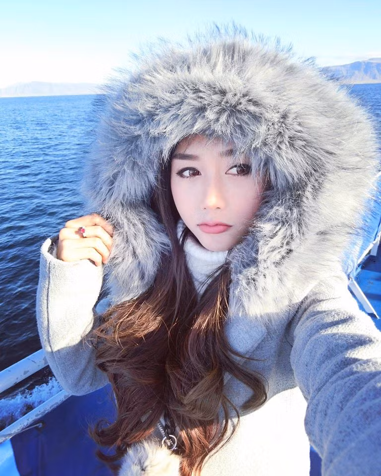 Tuy nhiên nữ DJ trẻ tuổi cũng cho rằng nhờ việc khéo léo tiết kiệm hết mức, tính toán kỹ lưỡng thì với số tiền hơn 40 triệu, mọi người vẫn có thể thực hiện chuyến đi qua liên tiếp vài nước châu Âu. Quỳnh Nhi cho rằng dân mạng, nhiều người đã không đọc kỹ bài đăng của cô, hiểu lầm và sau đó đã vội vã phán xét, bình phẩm, thậm chí còn có người chỉ trích rất gay gắt.