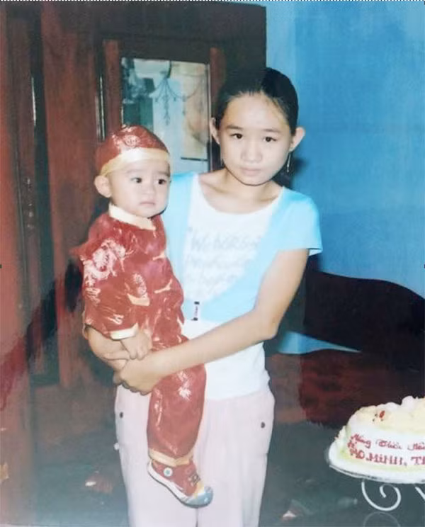 Ao Thị Thu Trâm, cô gái 9X quê Bình Phước từ nhỏ đã bị bạn bè chê cười, trêu chọc vì gương mặt không được xinh xắn. Những năm tháng cấp 3, lúc tình yêu đầu đời vừa mới gõ cửa, Thu Trâm đã vấp phải cú sốc tâm lý nặng nề khi bạn trai của cô nói lời chia tay chỉ vì nhan sắc không mấy nổi bật của bạn gái.