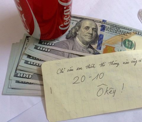 Sau khi các bức ảnh trên được đăng đàn, không ít người cũng hưởng ứng phong trào khoe quà 20/10 bá đạo, khiến dân mạng được nhiều tràng cười nghiêng ngả. Ông chồng trong bức ảnh dưới đây cũng không hề kém cạnh, gửi tặng riêng vợ mình hẳn một cọc tiền đô la cùng với lời nhắn hài hước: "Chỉ cần em thích thì tháng nào cũng có 20/10. Ô kê!". 