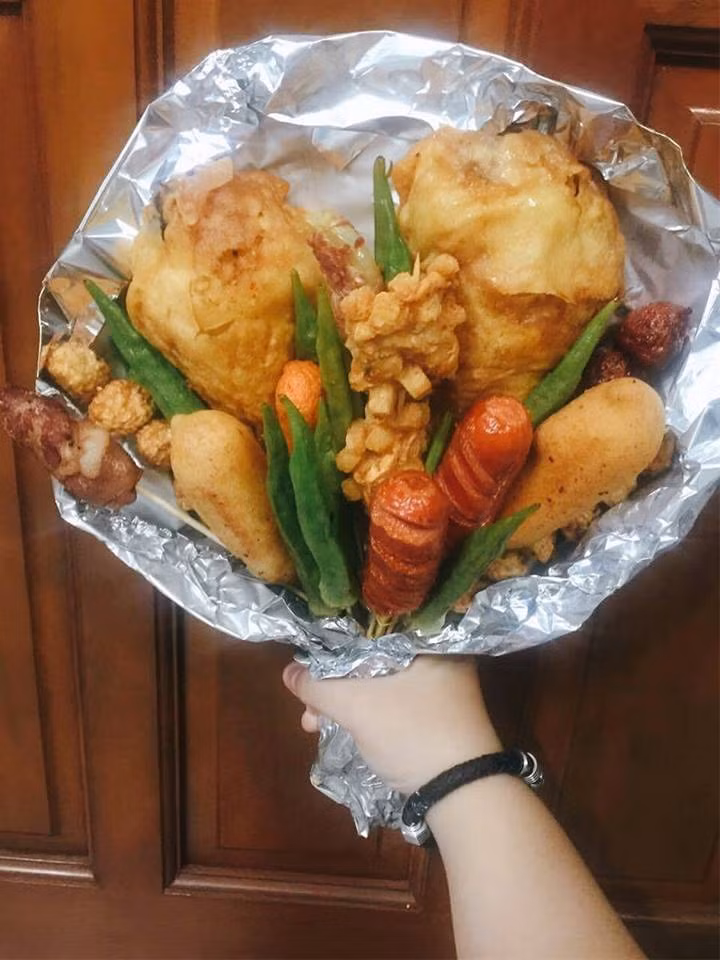 Để tạo ra sự đa dạng cho khách hàng lựa chọn, nhiều nơi đã biến tấu thêm xúc xích, thịt viên và cả đậu để bó hoa thêm phần hấp dẫn, đẹp mắt.