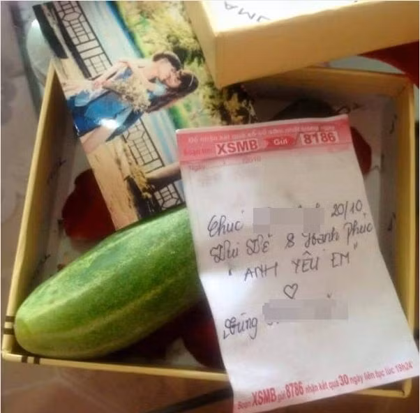 Tuy không có tiền hay đô la tặng người phụ nữ mình yêu thương nhưng chắc hẳn cô gái nào nhận được dòng chữ mùi mẫn từ bạn trai cũng cảm thấy ấm lòng vô cùng.