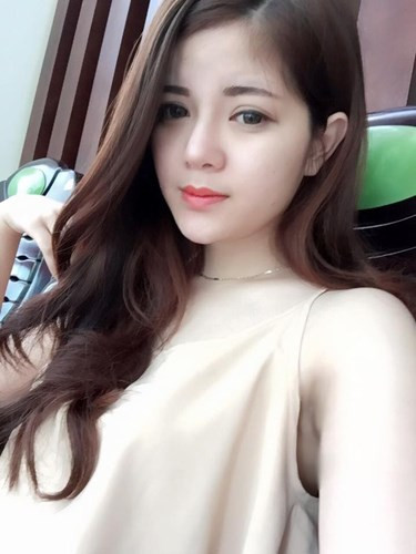 Bất ngờ nổi tiếng trên mạng xã hội, số lượng người theo dõi trên trang cá nhân của cô gái trẻ cũng tăng đột biến. Những bức ảnh xinh xắn của Thanh Hà vẫn đang nhận được lượt like khủng từ người hâm mộ. Ảnh trong bài: Facebook nhân vật.