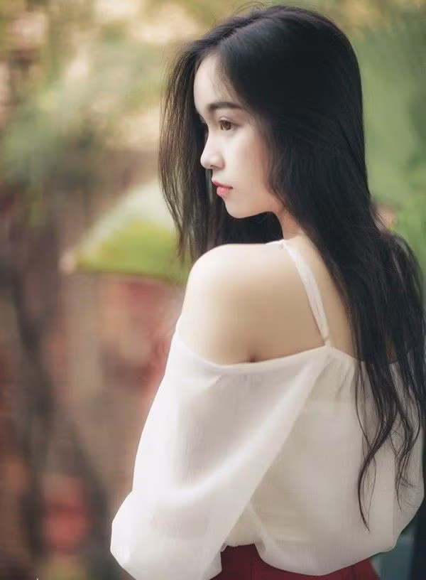 Mặc dù là nữ sinh có nhan sắc xinh đẹp nhưng ngoài đời Lê Chi lại ăn mặc khá giản dị, hòa đồng với bạn bè. Cô bạn chia sẻ, định hướng trong tương lai, Lê Chi muốn trở thành một doanh nhân thành đạt hơn là lấn sân sang showbiz.