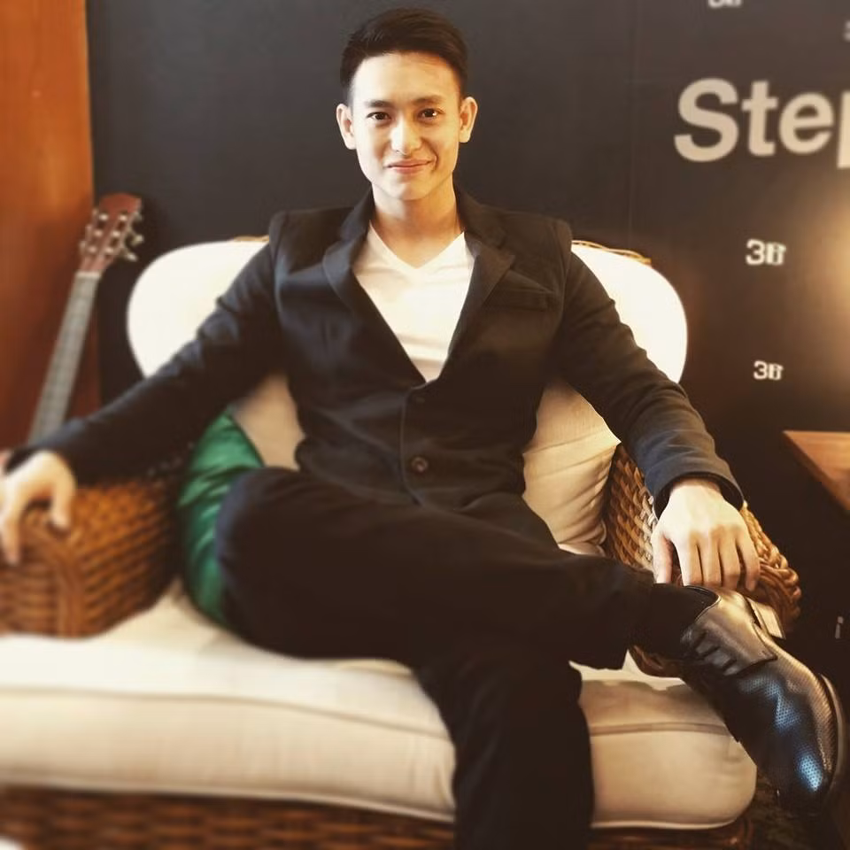 Khi cởi bỏ bộ quân phục nghiêm trang, chàng trai trẻ lại tự diện cho mình những trang phục lịch lãm, khoe trọn vẻ nam tính, đẹp trai.