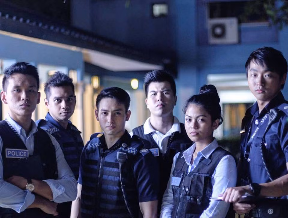 Benjamin nổi bần bật khi đứng cạnh các đồng nghiệp.