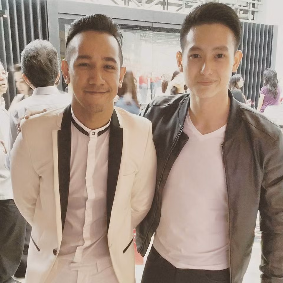 Ngoài đời thường Benjamin còn đẹp trai hơn rất nhiều so với khi anh làm nhiệm vụ nhờ gu ăn mặc sành điệu, cá tính, hiện đại.