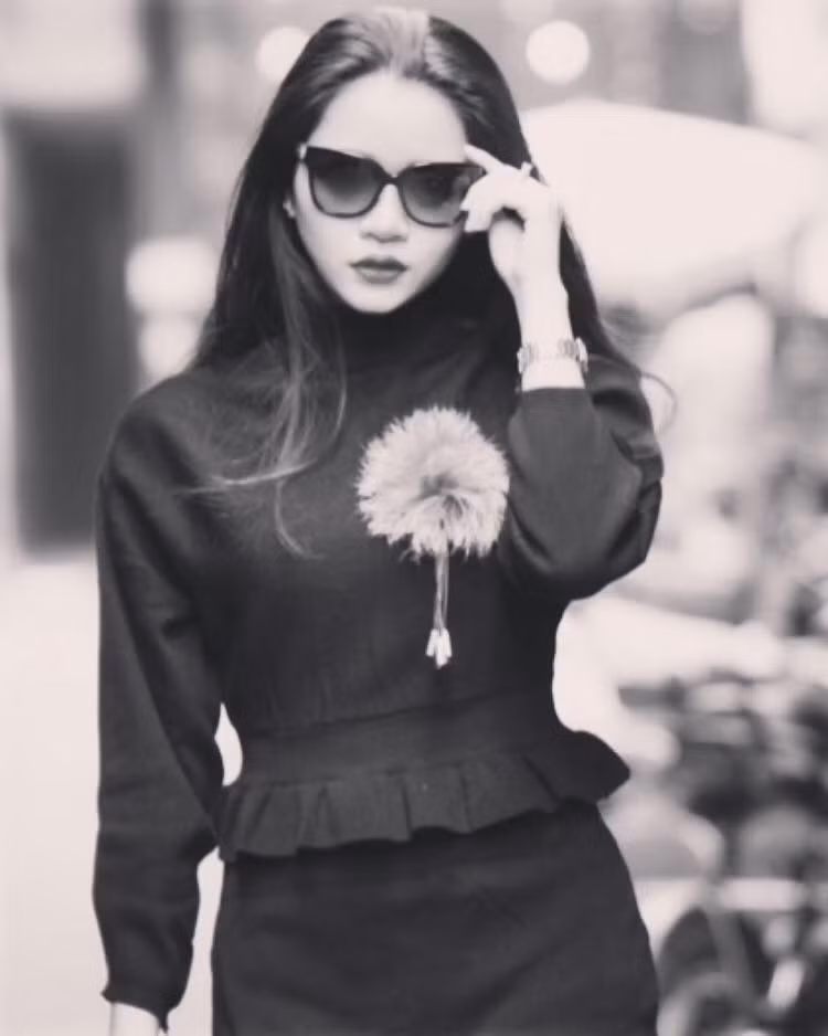 "Huyền Trang bất hối", nữ blogger mới nổi thu hút được hàng nghìn lượt theo dõi của các chị em qua rất nhiều những câu triết lý tình yêu sâu sắc nói lên tiếng lòng thầm kín của phụ nữ hiện đại. Từng là người mẫu, diễn viên tự do nhưng mãi đến khi bén duyên với nghiệp viết lách, người đẹp đa tài này mới thực sự tỏa sáng và để lại dấu ấn đặc biệt trong lòng độc giả Việt.