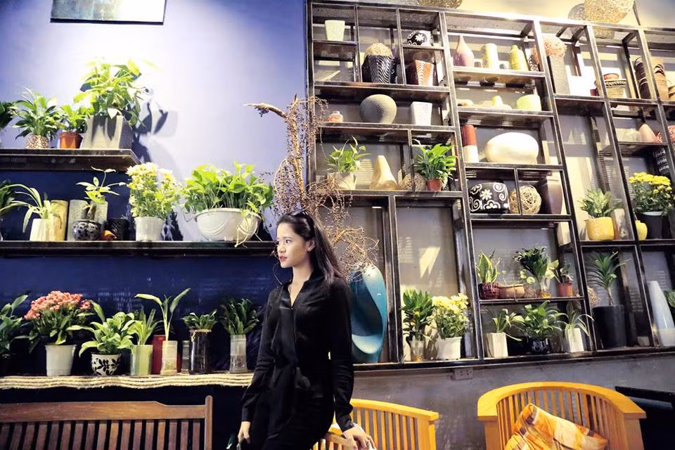 Được biết, thời gian gần đây Huyền Trang đã trực tiếp viết sách và truyện ngắn tình cảm. Một vài tác phẩm của cô được rất nhiều phụ nữ đón đọc, bày bán rộng rãi tại các hiệu sách ở Hà Nội và Sài Gòn. Ảnh trong bài: Facebook nhân vật.