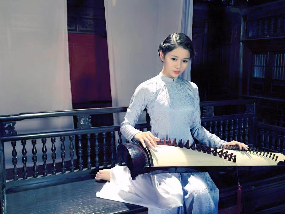 Nữ nhà văn sắc sảo cũng không quên khuyên phụ nữ nhìn thẳng vào sự thật để tự quyết định hành động của bản thân khi phát hiện người đàn ông của họ có tình cảm ngoài luồng. "Các cô gái luôn hỏi là “Nếu người đàn ông phản bội thì có nên tha thứ hay không”. Hãy nghĩ đơn giản là, có ăn chung được một bát cơm với cả người lạ hay không, có dám dùng chung chồng, mặc chung quần hay không".