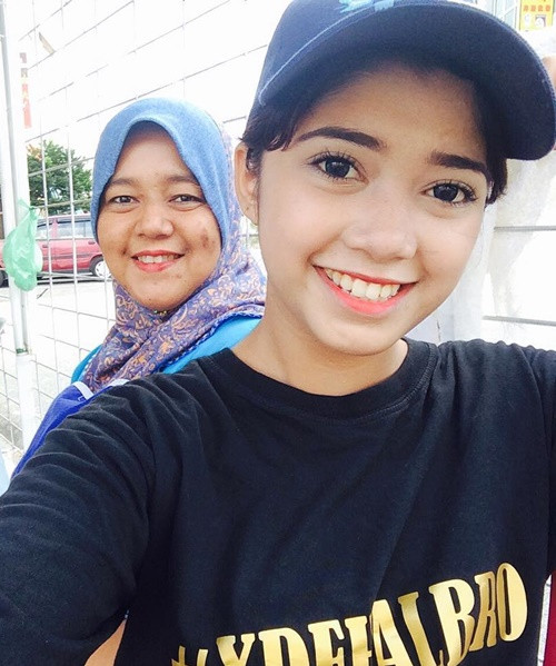 Bất ngờ trở thành "người nổi tiếng", Fatin được rất nhiều các trang báo địa phương phỏng vấn, xin chụp ảnh và viết bài giới thiệu. Theo những gì hot girl bán bánh chia sẻ trên trang The Malay Mail Online, cô là người con thứ tư trong gia đình có 5 anh chị em. Ngoài thời gian đi học, Fatin thường đến quầy bánh của mẹ cô để giúp đỡ và phụ việc. Hai mẹ con Fatin bán một loại bánh có tên là Roti Canai, có nguồn gốc từ Ấn Độ nhưng lại rất phổ biến ở Malaysia.