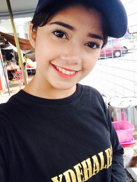 Và quả thật, sau khi nổi tiếng trên mạng, Fatin đã giúp quầy bánh của hai mẹ con cô đông khách hơn hẳn. Và dù được nhiều người biết đến nhưng hai mẹ con vẫn quyết định giữ nguyên giá bán bánh cũ, thậm chí còn giảm giá cho những vị khách mua nhiều, đặt hàng sớm. Nhiều người cho rằng Fatin đã rất khéo tận dụng cơ hội nổi tiếng trên mạng để kiếm lời cho cá nhân. Tuy nhiên với một cô bé 17 tuổi, chăm chỉ và biết lo toan cho gia đình, việc cô luôn mong muốn quầy bánh có đông khách, để mẹ kiếm được nhiều tiền, đỡ vất vả là điều hoàn toàn dễ hiểu và không hề xấu chút nào.