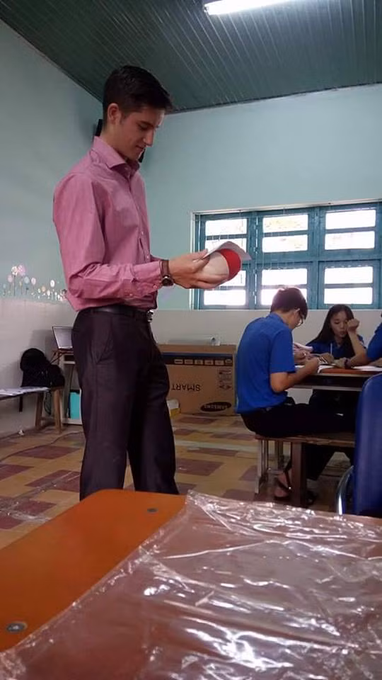 Ngay cả khi ăn mặc rất giản dị, thầy giáo Tây vẫn toát lên sức hấp dẫn khó cưỡng.