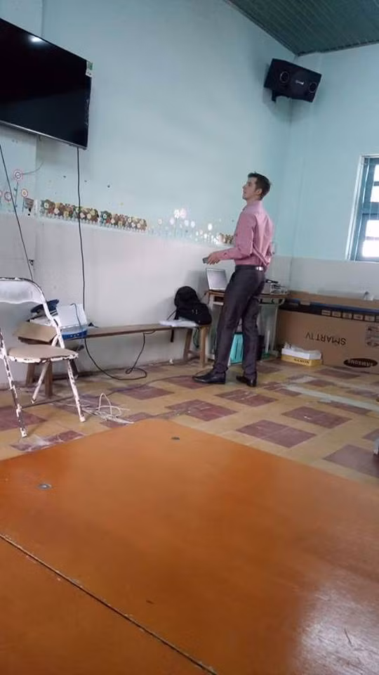 Sau khi các bức ảnh của thầy giáo Tây bất ngờ nổi tiếng trên mạng xã hội, rất nhiều cô gái đã truy lùng ráo riết để tìm ra tài khoản facebook của thầy nhưng đáng tiếc thay, thầy giáo này có cuộc sống khá khép kín, ít chia sẻ về cuộc sống cá nhân.