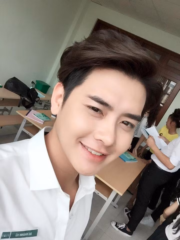 Khánh Vũ sở hữu sống mũi cao, nụ cười cực duyên và ánh mắt thu hút, cộng với vẻ đẹp thư sinh, đúng chuẩn soái ca ngôn tình chỉ có trong truyện.