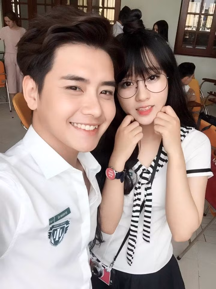 Được đánh giá là một diễn viên trẻ triển vọng có gương mặt "điện ảnh" và lối diễn tự nhiên, chàng trai này đang tạo được dấu ấn khó phai qua các vai diễn chính ở các bộ phim tuổi học trò.