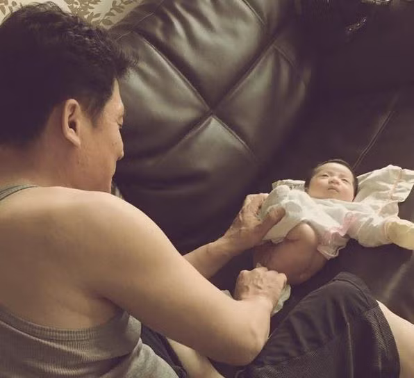 Khác hẳn với suy nghĩ của nhiều người, chồng Quỳnh Hoa vô cùng chiều vợ, anh còn chăm con cực kỳ khéo. Ngoài thời gian đi làm, chồng cô thường dành trọn thời gian chơi với con. Các công việc như ru con, chơi với con, thay tã hay giặt giũ đồ đạc trong nhà đều do một tay chồng cô lo liệu.