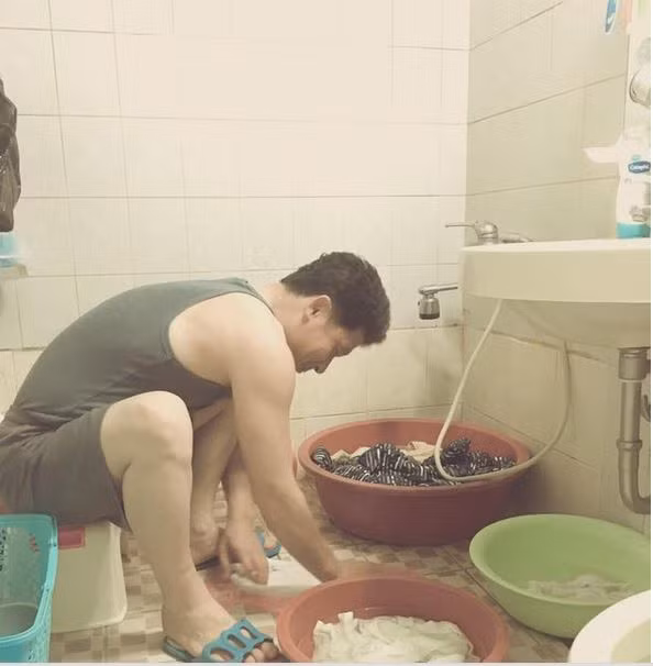 Hình ảnh chồng Quỳnh Hoa chăm chỉ giặt giũ đồ giúp vợ trong thời gian vợ sinh nở nhận được hàng nghìn bình luận khen ngợi từ phía dân mạng. Khá nhiều người bày tỏ sự ngưỡng mộ về cuộc sống hôn nhân ngọt ngào của cô dâu 9X.