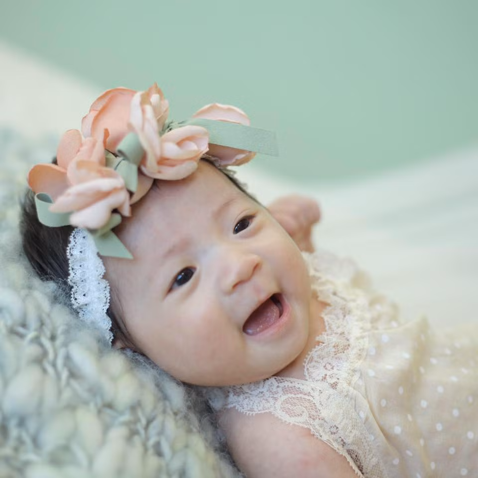 Con gái bé bỏng hạnh phúc của cô dâu Việt hạnh phúc trong tình yêu thương của cả bố và mẹ.