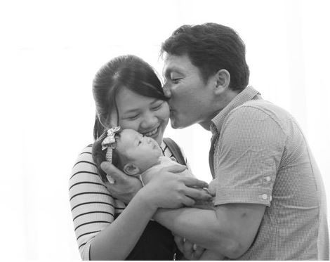 Tuy thời gian tìm hiểu chưa lâu nhưng chồng cô lại là người đàn ông cực kỳ quan tâm và yêu thương vợ. Anh luôn dành thời gian đỡ đần công việc nhà cùng vợ, gia đình chồng cũng hiền lành giúp cô hòa nhập nhanh chóng với cuộc sống xa nhà.