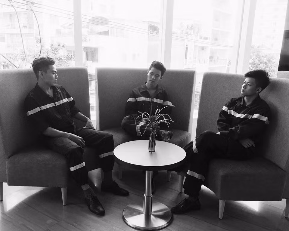 Theo tìm hiểu, cả 4 chàng trai trong bức ảnh gây sốt mạng với số lượt người thích khổng lồ đều có chung đam mê những đôi giày sneaker. Và chính trong lúc khoe những "đứa con cưng" là những đôi giày siêu chất của mình, họ đã vô tình trở thành nhân vật gây nhiều sự chú ý trên mạng xã hội.