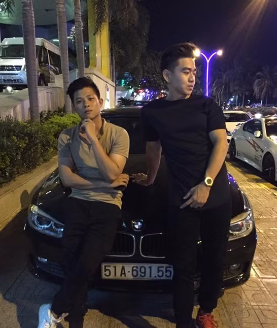 Một số trang tin giới thiệu về 4 chàng trai này cho rằng, họ là các chiến sĩ phòng cháy chữa cháy đang sinh sống và làm việc ở TP HCM. Nhưng theo tìm hiểu, những thông tin này chưa xác thực và dù được nhiều người chú ý, hiện 4 anh chàng trong bức ảnh nổi tiếng vẫn khá kiệm lời, dường như không muốn chia sẻ về bản thân.