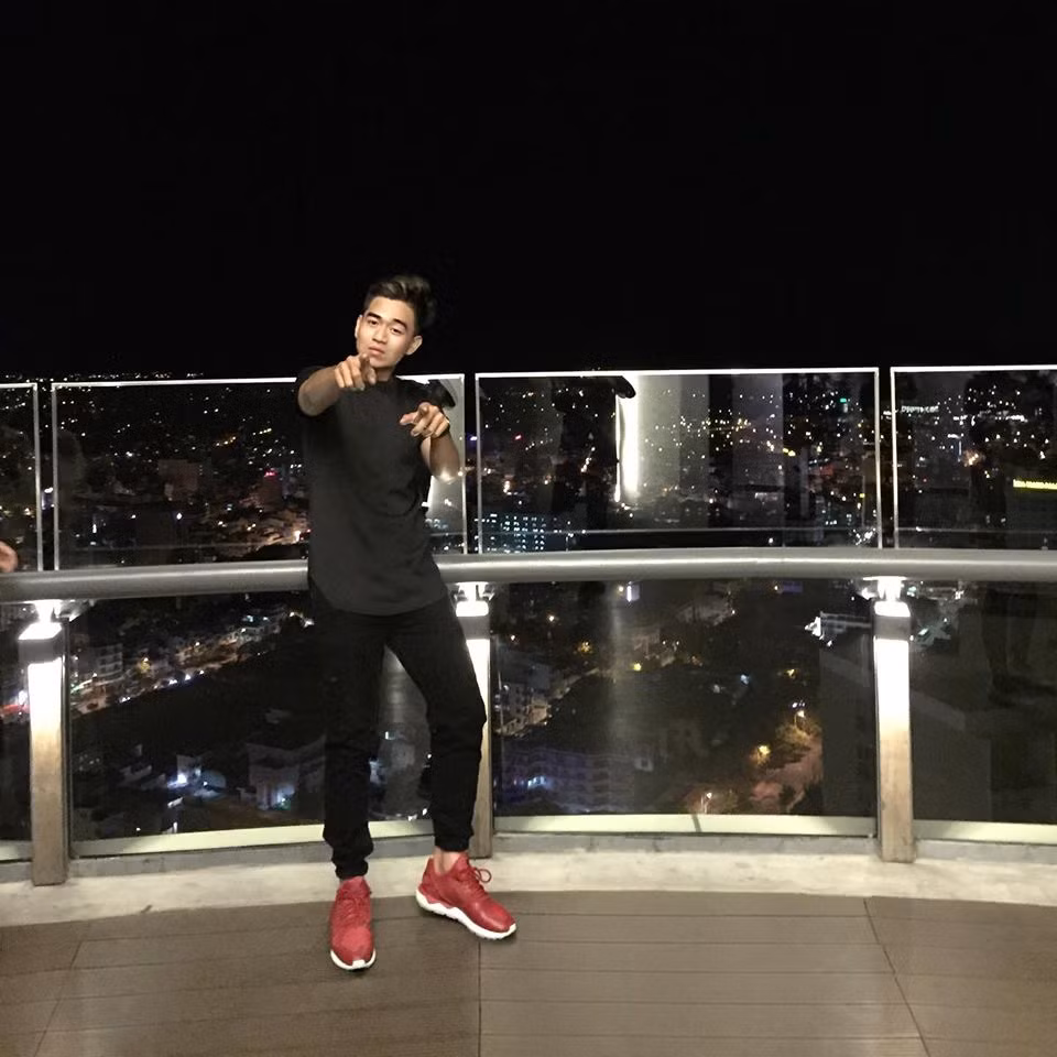 Hàng loạt các bức ảnh phong cách và cá tính cùng nhiều mẫu giày thời thượng của H.A khiến người xem mê mệt về độ chịu chơi của anh chàng.