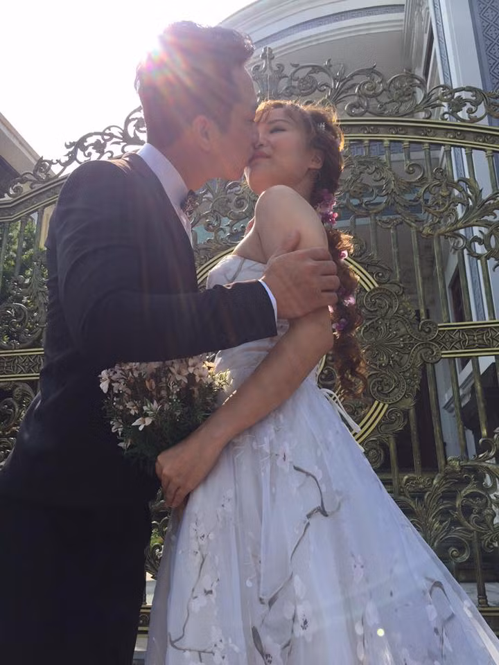 Chanh cũng gửi lời cám ơn tới tất cả những người đã quan tâm, chúc phúc cho cô và Hà, đồng thời thể hiện cảm xúc vừa vui mừng vừa nghẹn ngào khi được trở về Việt Nam cùng với một tình yêu viên mãn. Ảnh trong bài: Facebook nhân vật.