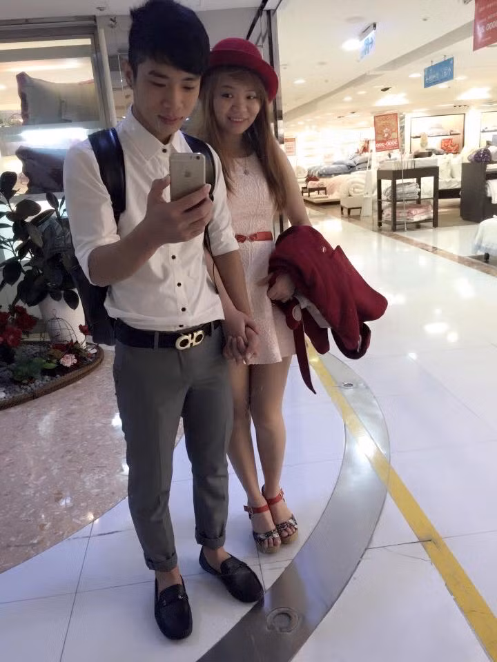 Và trong lần gần nhất trở về Việt Nam, cũng đúng dịp kỷ niệm 1 năm ngày yêu nhau, ngay khi vừa đặt chân xuống sân bay Nội Bài, Hà Việt Hà đã thực hiện màn cầu hôn ngọt ngào khiến cô người yêu vô cùng bất ngờ. Hà thể hiện mình tuyệt vời như một soái ca trong truyện ngôn tình, anh lấy hộp nhẫn và quỳ xuống cầu hôn bạn gái bất chấp sự ngại ngùng khi đang ở nơi công cộng. Dù bất ngờ, có chút "sốc nhẹ" nhưng với sự nhiệt thành của bạn trai, Chanh đã cười e thẹn sau đó chấp nhận lời cầu hôn.