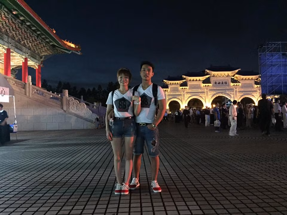 Theo tìm hiểu, Zin tên thật là Hà Việt Hà sinh năm 1991, còn Mon tên thật Nguyễn Thị Chanh, kém Zin một tuổi và hai người là đồng hương, có quen biết từ nhỏ. Theo lời kể của một người bạn cùng chơi với Hà và Chanh, trước đây cặp đôi này là bạn cùng trường, cùng lớp nhưng do không có mấy ấn tượng nên hai người ít chơi và nói chuyện với nhau. Lớn lên, Hà và Chanh vô tình cùng nhau sang Đài Loan lao động. Đây là thời điểm hai người trở nên thân thiết hơn và mới coi nhau là bạn bè thực sự.