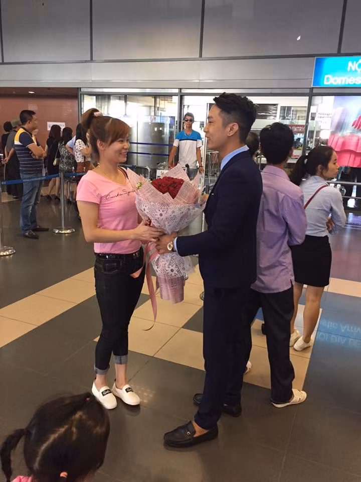 Theo đó, đoạn clip được đăng lên một fanpage rất nổi tiếng và quen thuộc với dân mạng Việt cùng dòng mô tả, tiết lộ cặp đôi trong clip cầu hôn có nickname là Zin và Mon, là thanh niên Việt Nam, quê gốc Bắc Giang cùng đi xuất khẩu lao động ở Đài Loan. Dù làm ăn xa quê, chịu nhiều vất vả và nỗi nhớ gia đình, đồng thời mỗi người lại ở một thành phố khác nhau... nhưng bằng tình cảm chân thật, đôi bạn trẻ vẫn đến được với nhau. Quãng thời gian yêu xa kết thúc bằng một màn cầu hôn lãng mạn ở ngay tại sân bay và một đám cưới sẽ được tổ chức trong thời gian tới.