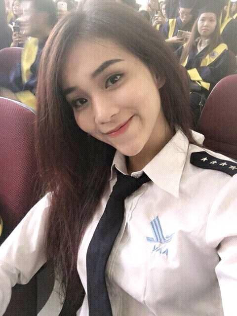 Lê Hoàng Minh Phương - Phương TiTi sinh năm 1994 và đến từ TP HCM. Hiện tại Minh Phương đang là sinh viên ngành Quản trị Kinh doanh của Học viện Hàng không. Cách đây không lâu, cô nàng này gây sốt trên mạng xã hội Việt nhờ ngoại hình rất ấn tượng và được cho là một trong số những hot girl Học viện Hàng không xinh đẹp, nổi bật nhất hiện nay. Không phải là nữ sinh hàng không xinh đẹp duy nhất được dân mạng biết đến, nhưng với những đam mê và tài năng riêng biệt, Minh Phương vẫn khiến cho bản thân mình trở nên nổi bật. Ảnh trong bài: Phương TiTi.