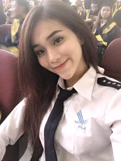 Lê Hoàng Minh Phương - Phương TiTi sinh năm 1994 và đến từ TP HCM. Hiện tại Minh Phương đang là sinh viên ngành Quản trị Kinh doanh của Học viện Hàng không. Cách đây không lâu, cô nàng này gây sốt trên mạng xã hội Việt nhờ ngoại hình rất ấn tượng và được cho là một trong số những hot girl Học viện Hàng không xinh đẹp, nổi bật nhất hiện nay. Không phải là nữ sinh hàng không xinh đẹp duy nhất được dân mạng biết đến, nhưng với những đam mê và tài năng riêng biệt, Minh Phương vẫn khiến cho bản thân mình trở nên nổi bật. Ảnh trong bài: Phương TiTi.