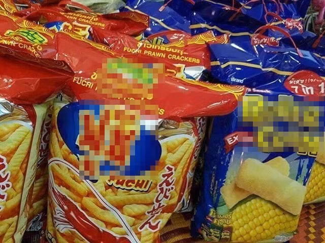 Dù về bản chất không có gì đặc biệt nhưng chính nhờ bao bì bên ngoài được thiết kế theo khổ to, em nhỏ phải vòng 2 tay ôm mới hết... đã khiến các bạn trẻ Việt cảm thấy thích mắt và tò mò. Vì là hàng nhập từ nước ngoài, lại đang rất hot nên bim bim khổng lồ được nhiều người nhập và bán ở Việt Nam với giá khoảng 100-140 nghìn đồng/bịch. Dù có giá thành được xem là khá đắt nhưng vì tò mò nên rất nhiều bạn trẻ vẫn đang cố gắng tìm mua và thưởng thức loại bim bim mới lạ này.