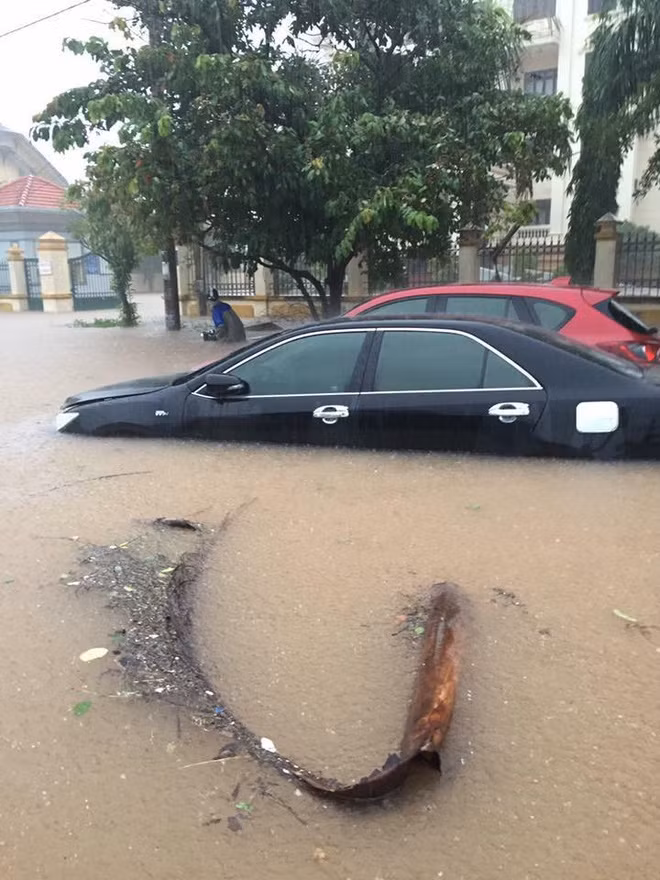 Phương tiện giao thông của người dân ngập trong biển nước. Ảnh: Vàng A Tống.