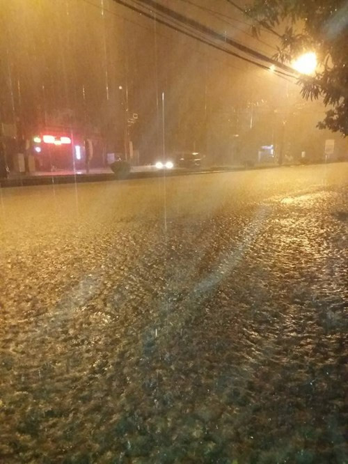 Tại Thừa Thiên Huế và Nghệ An mưa lũ cũng diễn ra tương tự, khá nhiều tuyến đường nước dâng cao từ 0,2 - 0,3m.