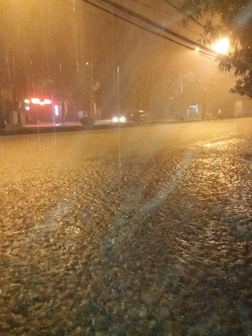 Tại Thừa Thiên Huế và Nghệ An mưa lũ cũng diễn ra tương tự, khá nhiều tuyến đường nước dâng cao từ 0,2 - 0,3m.