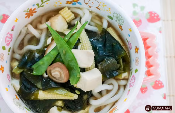 Chan canh rong biển vào mì, như vậy là chúng ta đã xong món canh rong biển mì udon ngon lành