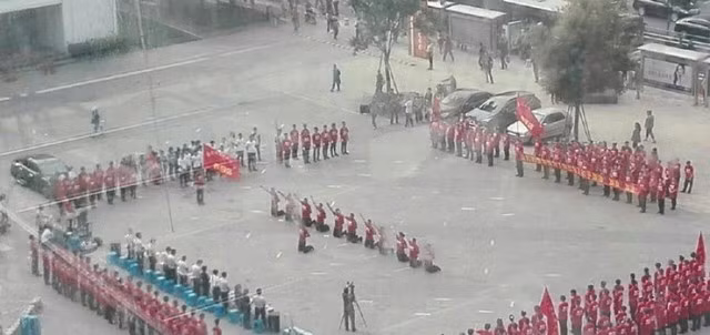 Nhân viên quán lẩu quỳ lạy cảm ơn ông chủ gây phẫn nộ Nhan vien quan lau quy lay cam on ong chu gay phan no