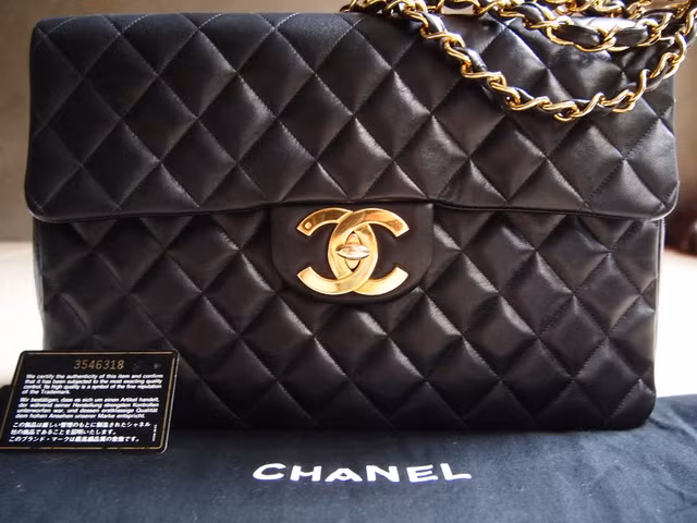 Nhiều tín đồ thời trang Việt Nam không có cơ hội mua trực tiếp những mẫu túi đắt đỏ sành điệu của Chanel ở chính showroom của hãng mà qua con đường xách tay nên rất dễ dính hàng giả.